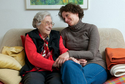 Foto zweier Frauen, eine älter, eine in mittleren